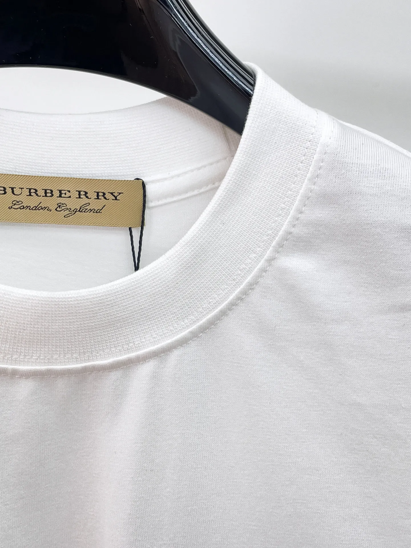 Burberry's high-end top-quality products 🐮2026 Spring and Summer New Arrival first counter, the latest New Arrival short-sleeved round neck T-shirt Premium customized design, avant-garde and fashionable! Brand logo heavy craftsmanship design Premium customized 260g fabric. Soft to the touch. Comfortable to wear. Counter-level exquisite stitching. Fine workmanship. The upper body effect is incomparably handsome! A must-have item for men and women with the same style! Sizes: S~XXL When placing an order, please state your height and weight. The maximum wearing size is 210 pounds (one size larger)